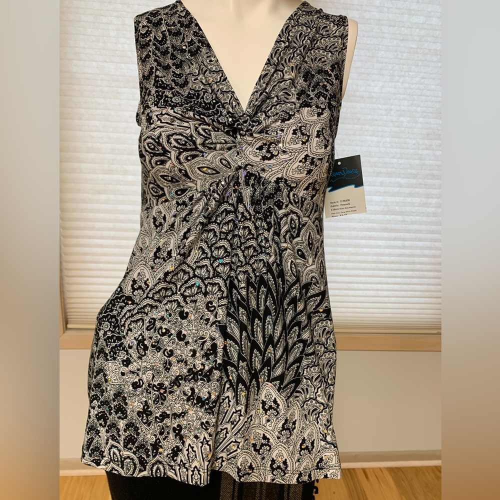 NWT Dream Dance XS based on pit to pit of 15”.Small iridescent sequins.Stretchy